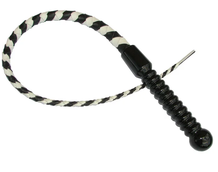 Bič krátký černobílý s černou dřevěnou obloučkovou rukojetí. Cena dle délky od 1900 Kč