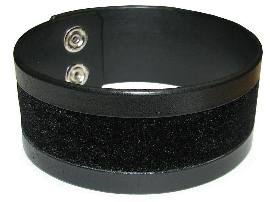 Kožený obojek černý s vložkou ze sametu na drucky, šíře 45 mm. Cena 1000 Kč