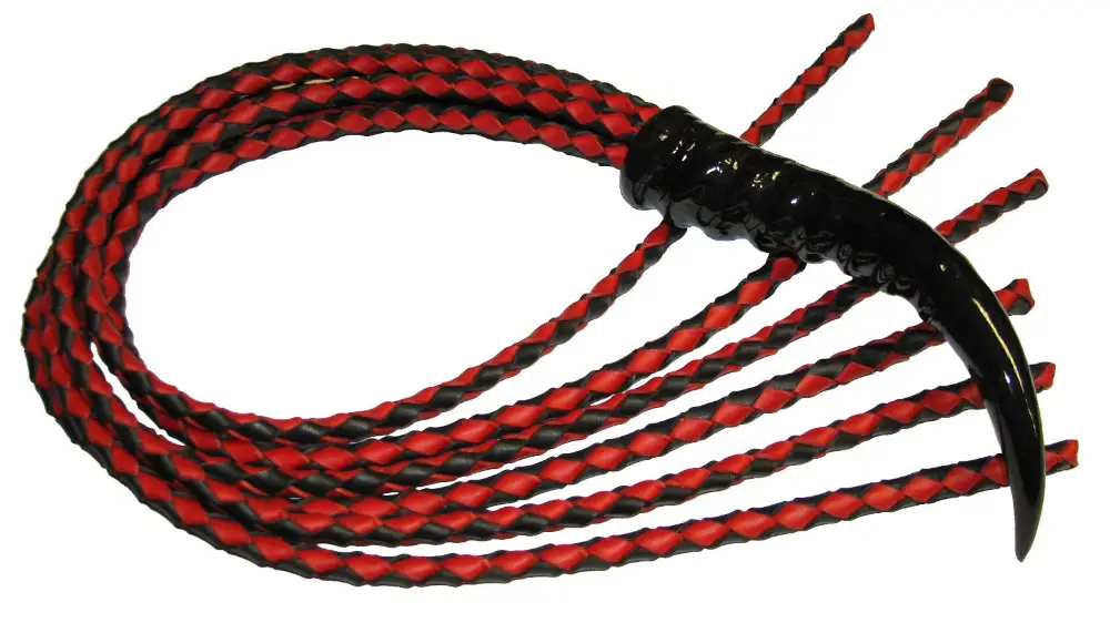 Kočka pětiocasá červeno černá rukojeť z lakovaného rohu antilopy. Cena dle počtu ocasů od 5200 Kč