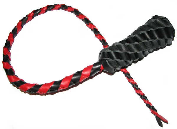 Bič krátký červeno černý s koženou pletenou rukojetí. Cena dle délky od 2200 Kč
