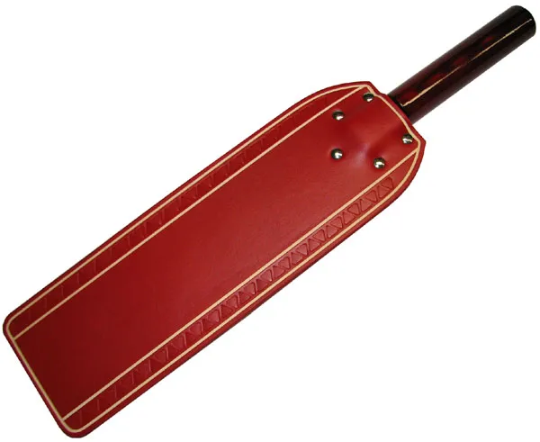 Červená kožená plácačka zdobená s mořenou rukojetí. Cena 1900 Kč