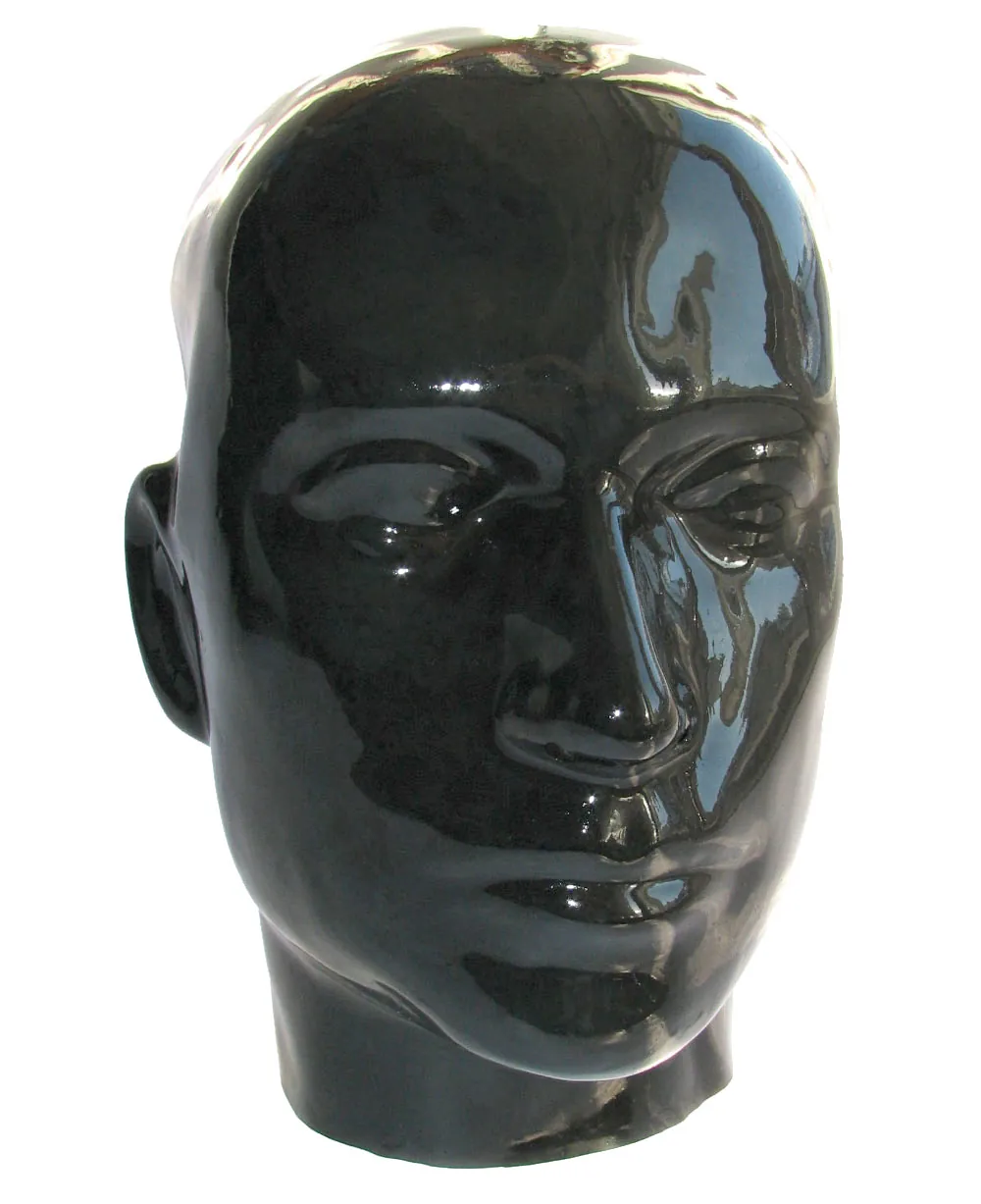 Černá latexová maska s otvory na přání (tenká a silná). Cena 500 Kč + příplatek za otvory (50 Kč/typ)